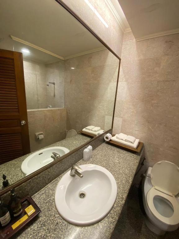 Sri U-Thong Grand Hotel Suphanburi Exterior foto