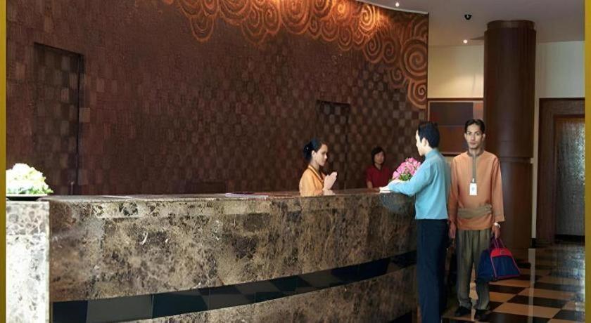 Sri U-Thong Grand Hotel Suphanburi Exterior foto