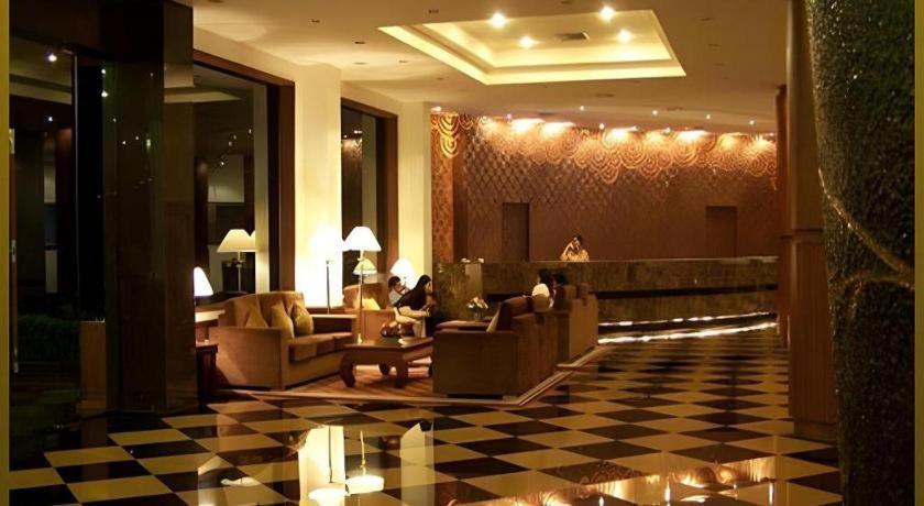 Sri U-Thong Grand Hotel Suphanburi Exterior foto
