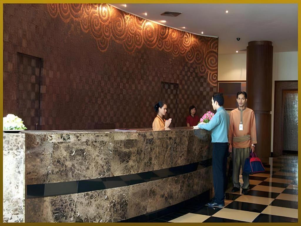 Sri U-Thong Grand Hotel Suphanburi Exterior foto