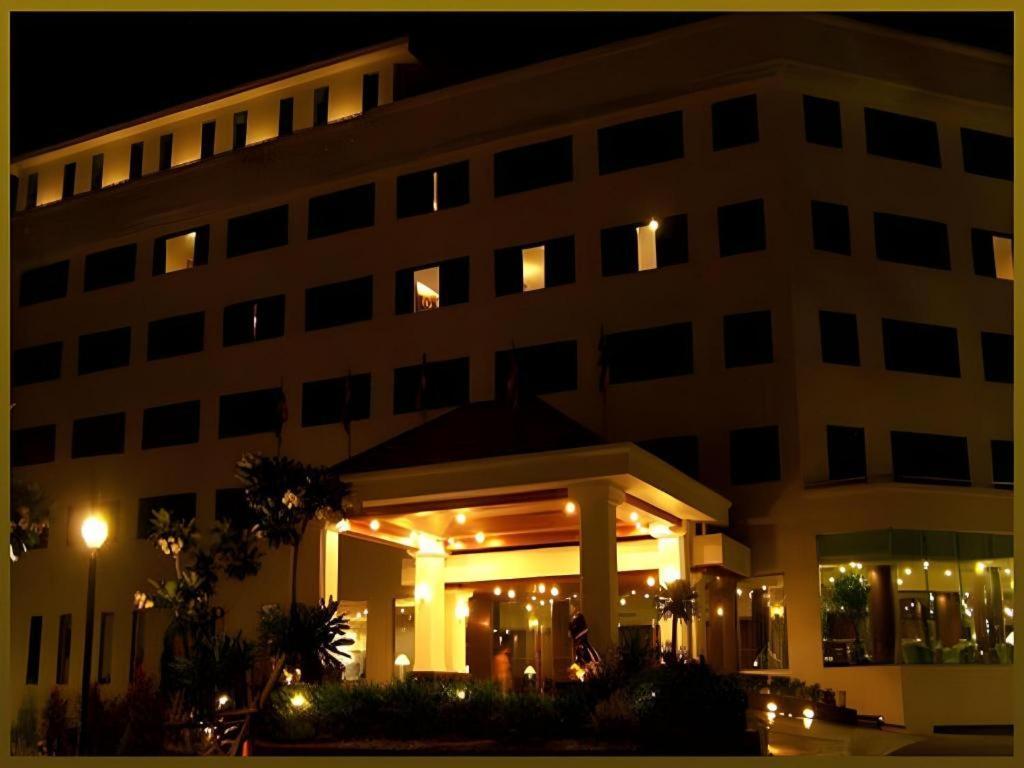 Sri U-Thong Grand Hotel Suphanburi Exterior foto