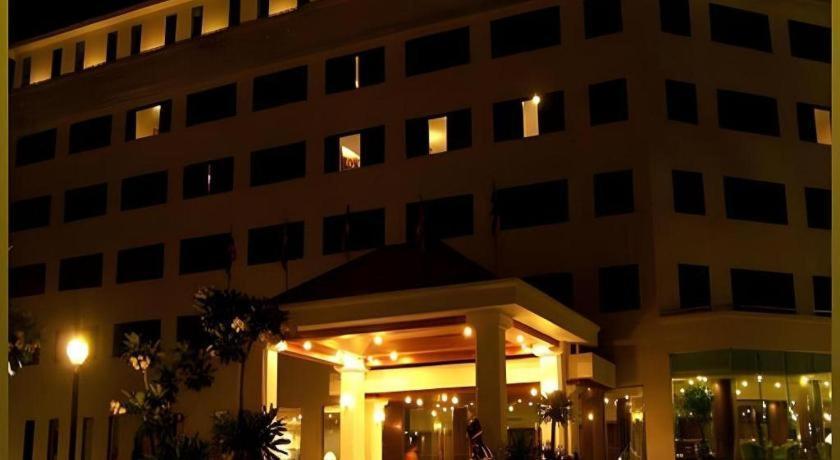 Sri U-Thong Grand Hotel Suphanburi Exterior foto